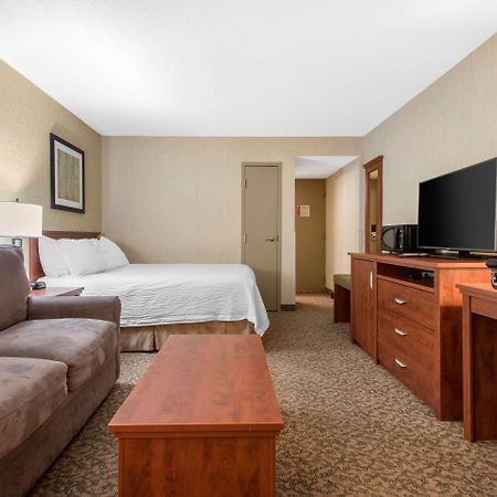 Clarion Hotel & Suites Brandon Bagian luar foto