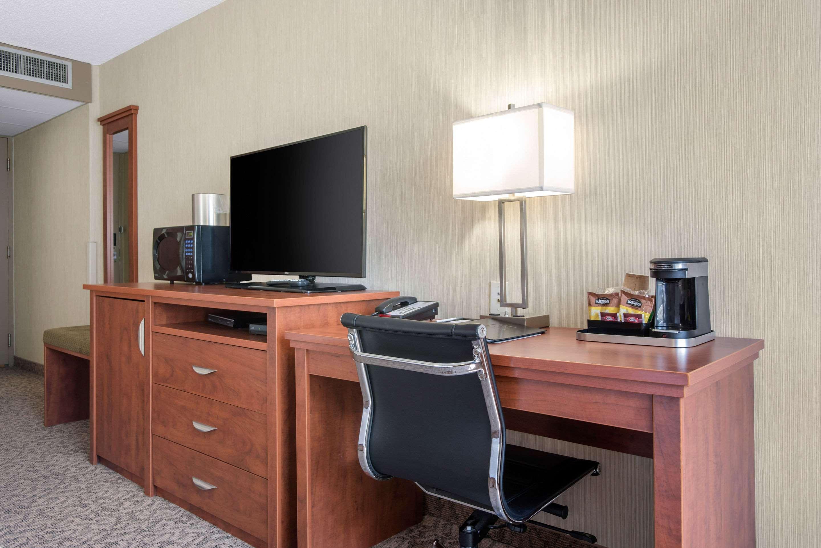 Clarion Hotel & Suites Brandon Bagian luar foto