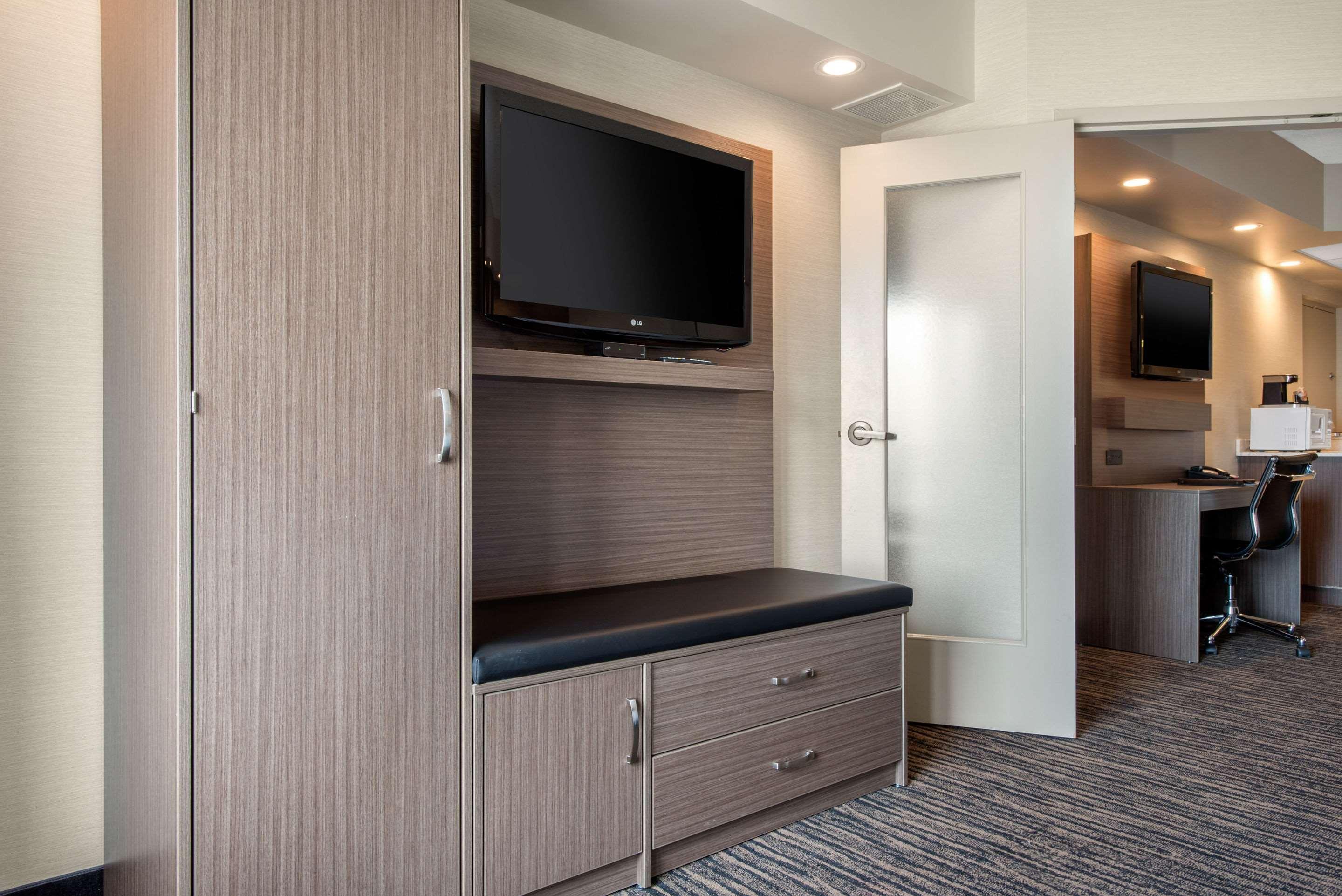 Clarion Hotel & Suites Brandon Bagian luar foto