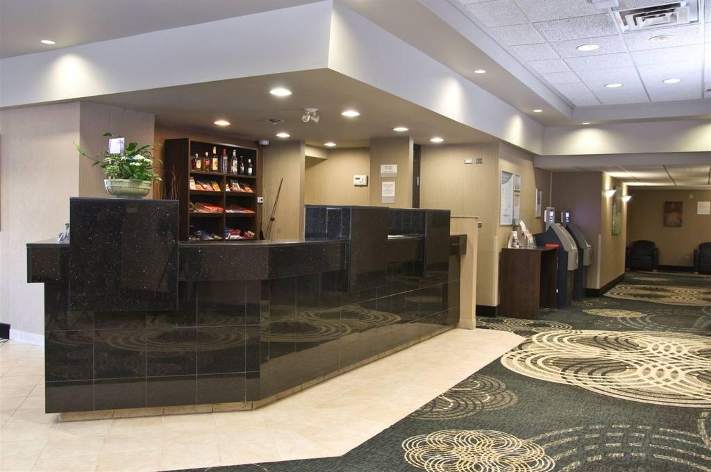 Clarion Hotel & Suites Brandon Bagian luar foto