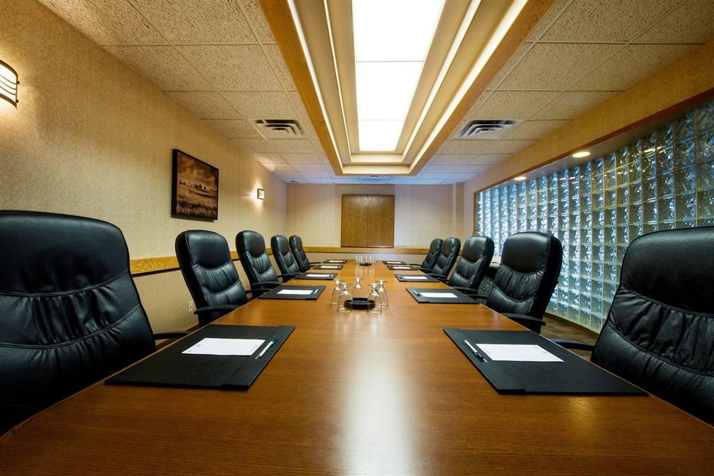 Clarion Hotel & Suites Brandon Bagian luar foto