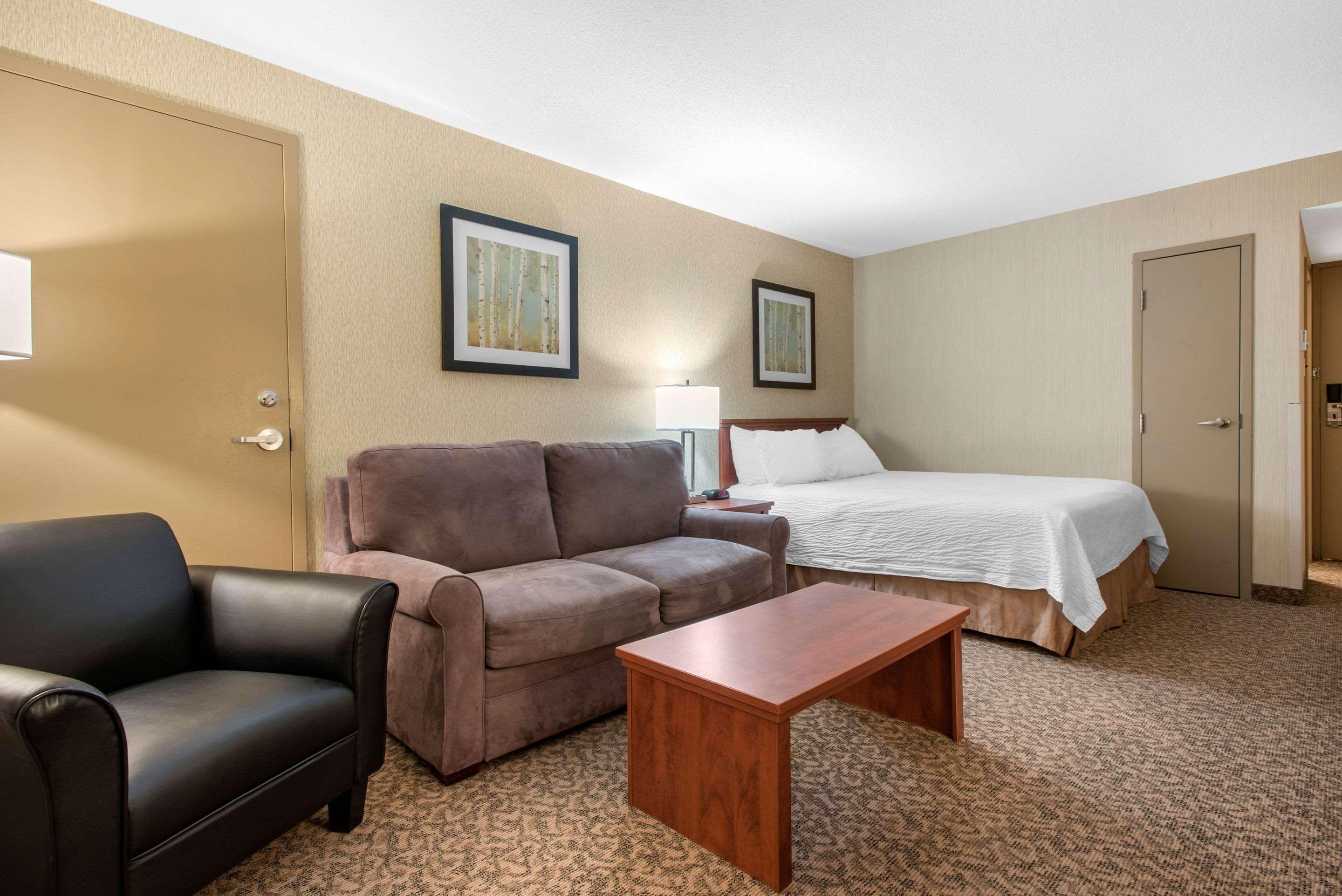 Clarion Hotel & Suites Brandon Bagian luar foto