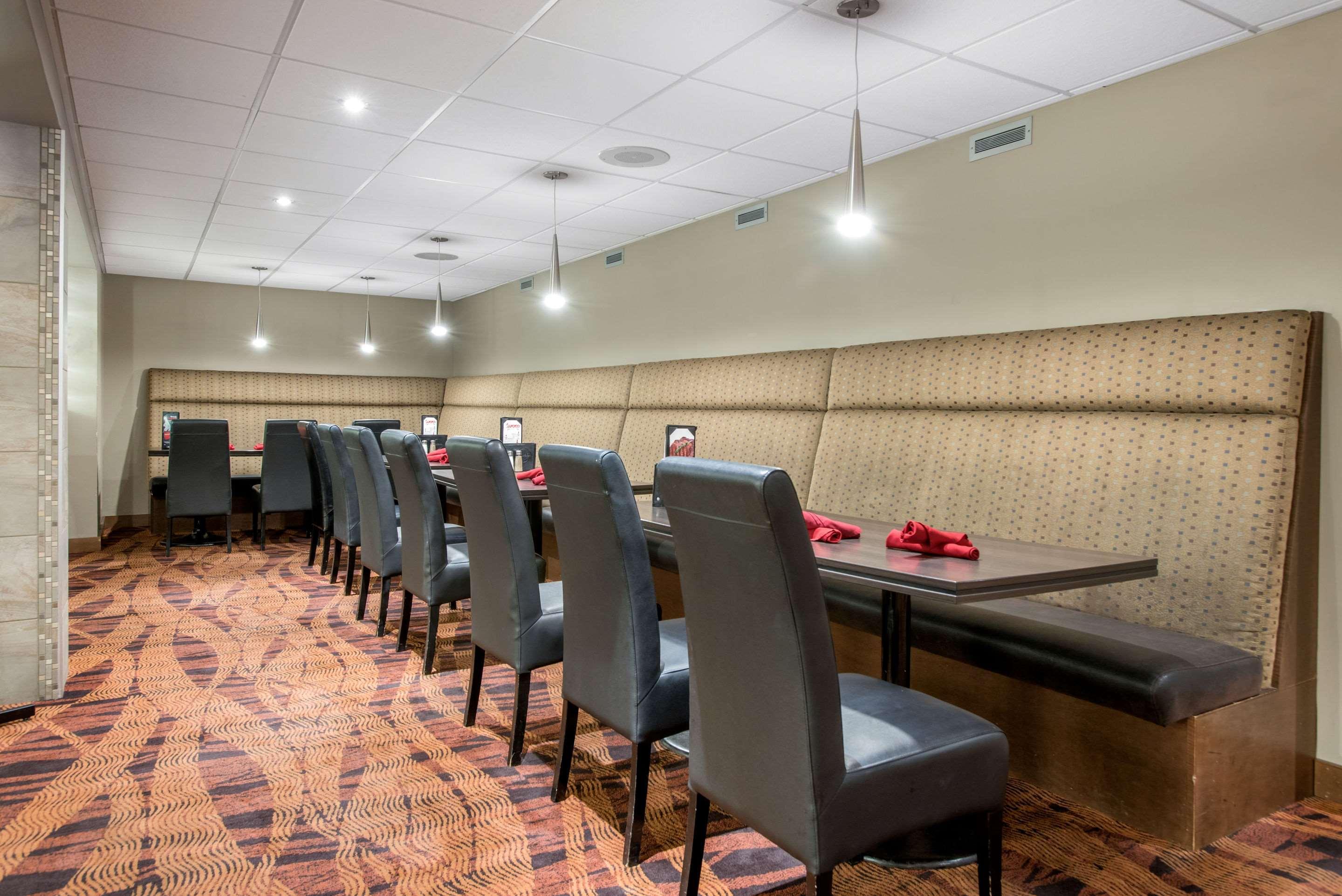 Clarion Hotel & Suites Brandon Bagian luar foto