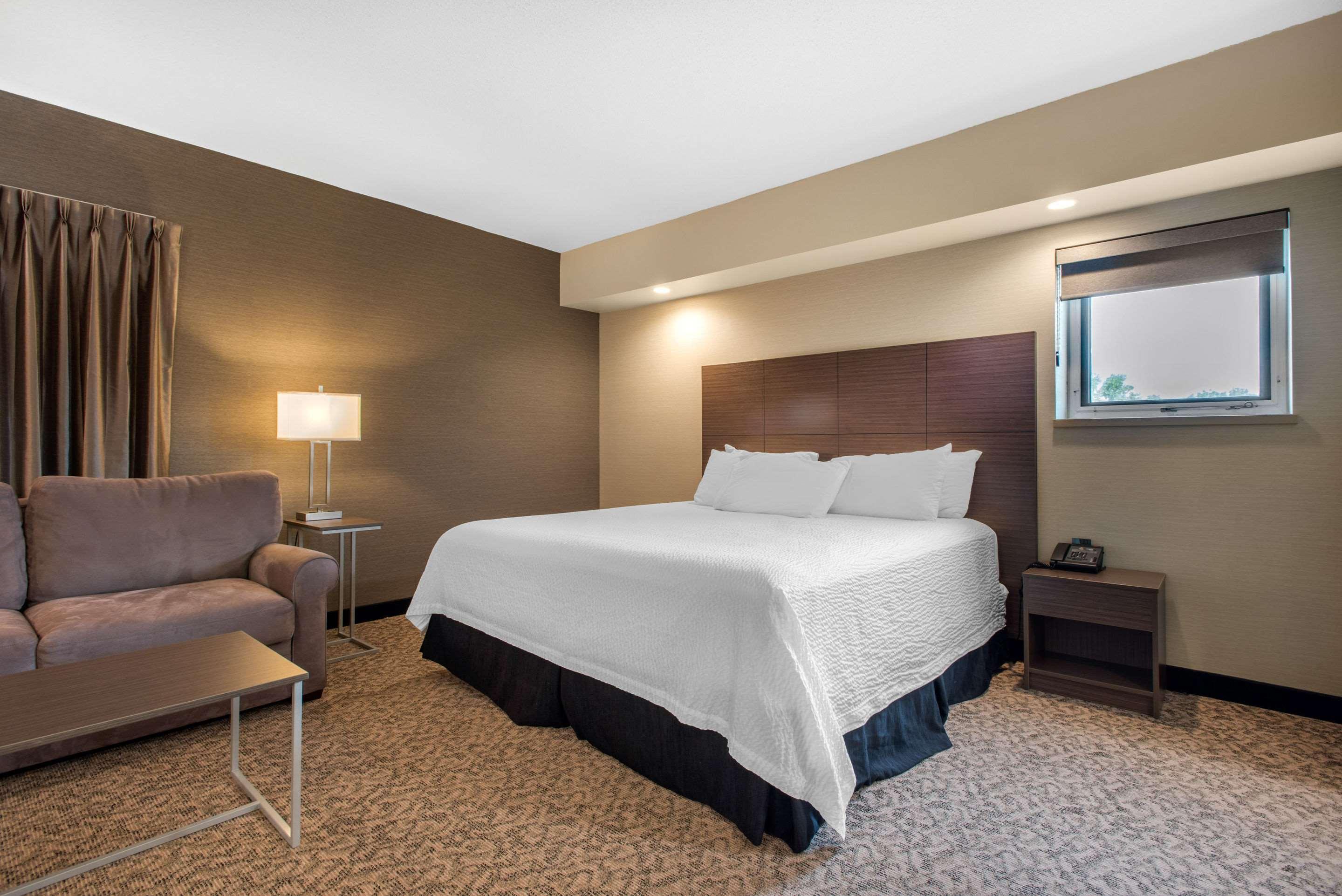 Clarion Hotel & Suites Brandon Bagian luar foto
