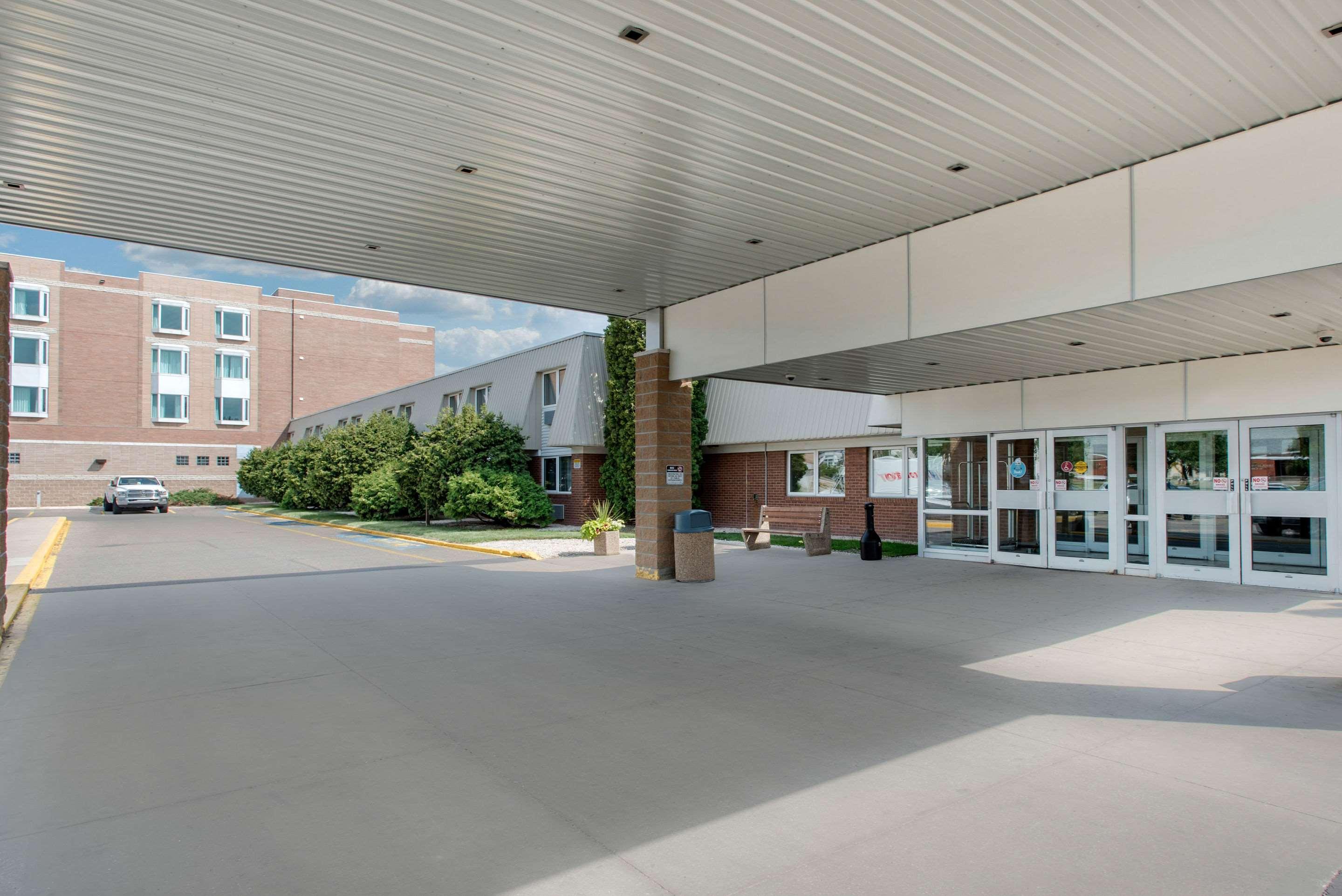Clarion Hotel & Suites Brandon Bagian luar foto
