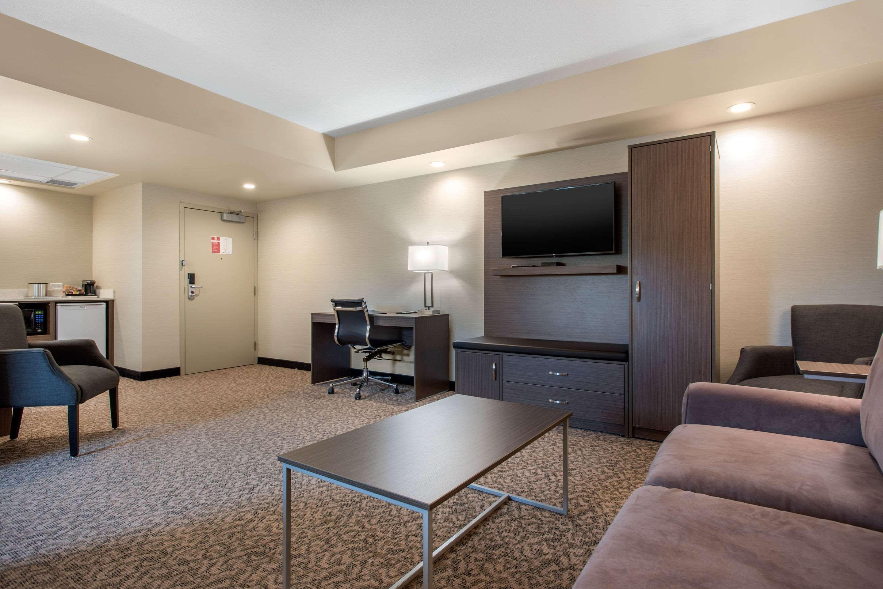 Clarion Hotel & Suites Brandon Bagian luar foto