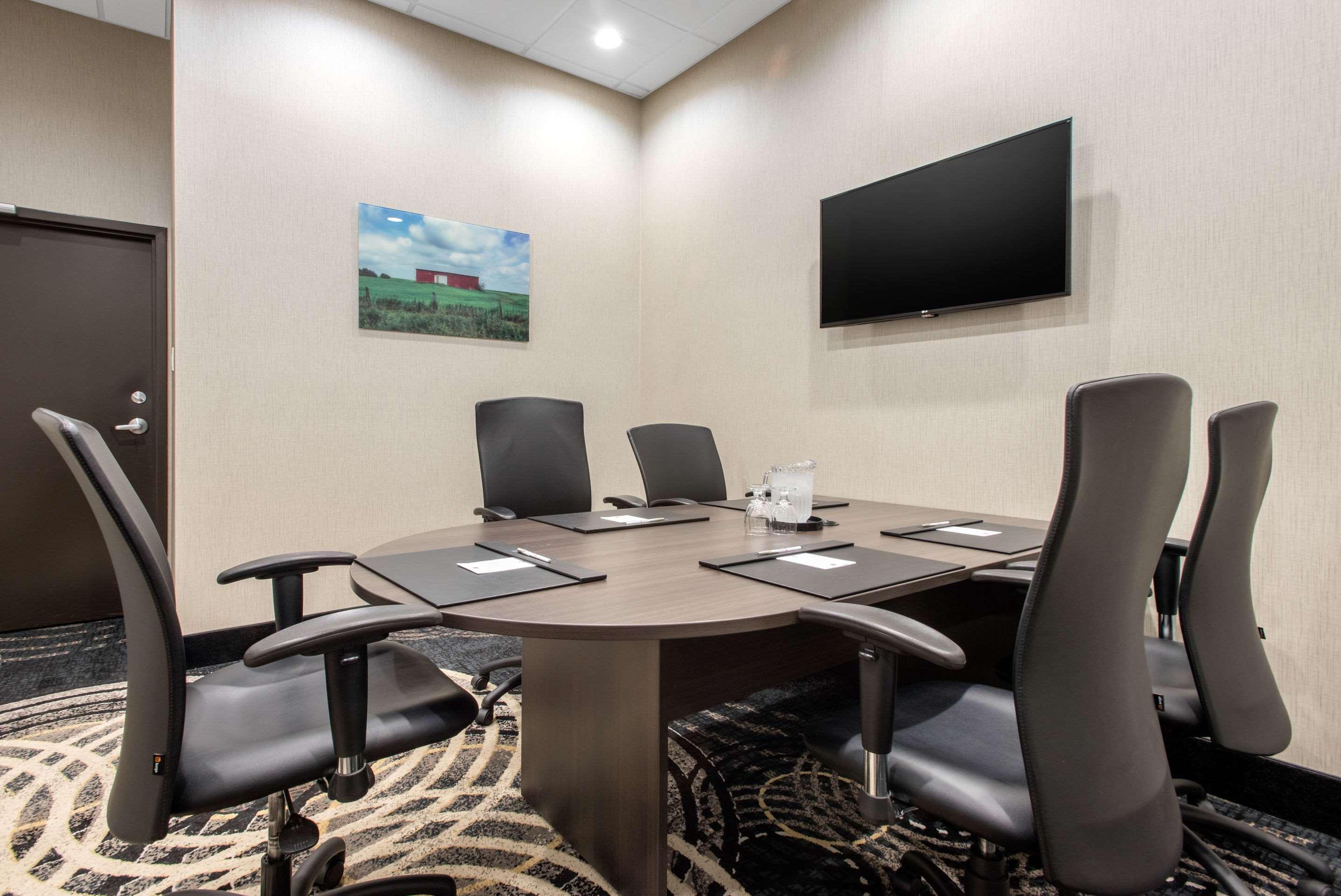 Clarion Hotel & Suites Brandon Bagian luar foto