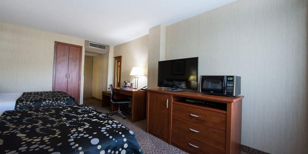 Clarion Hotel & Suites Brandon Bagian luar foto