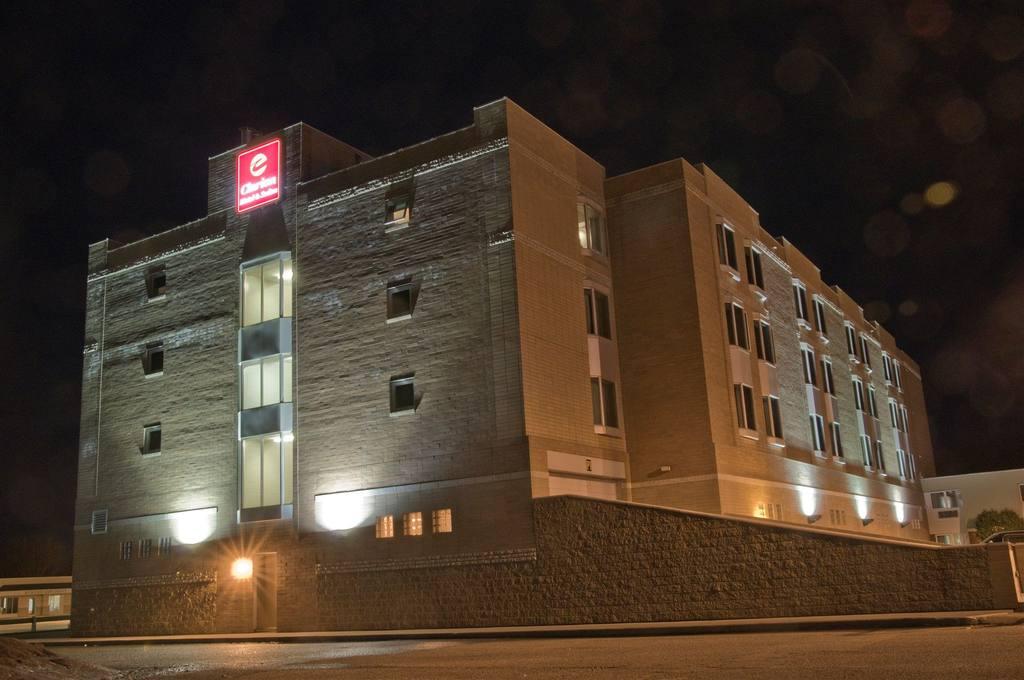 Clarion Hotel & Suites Brandon Bagian luar foto