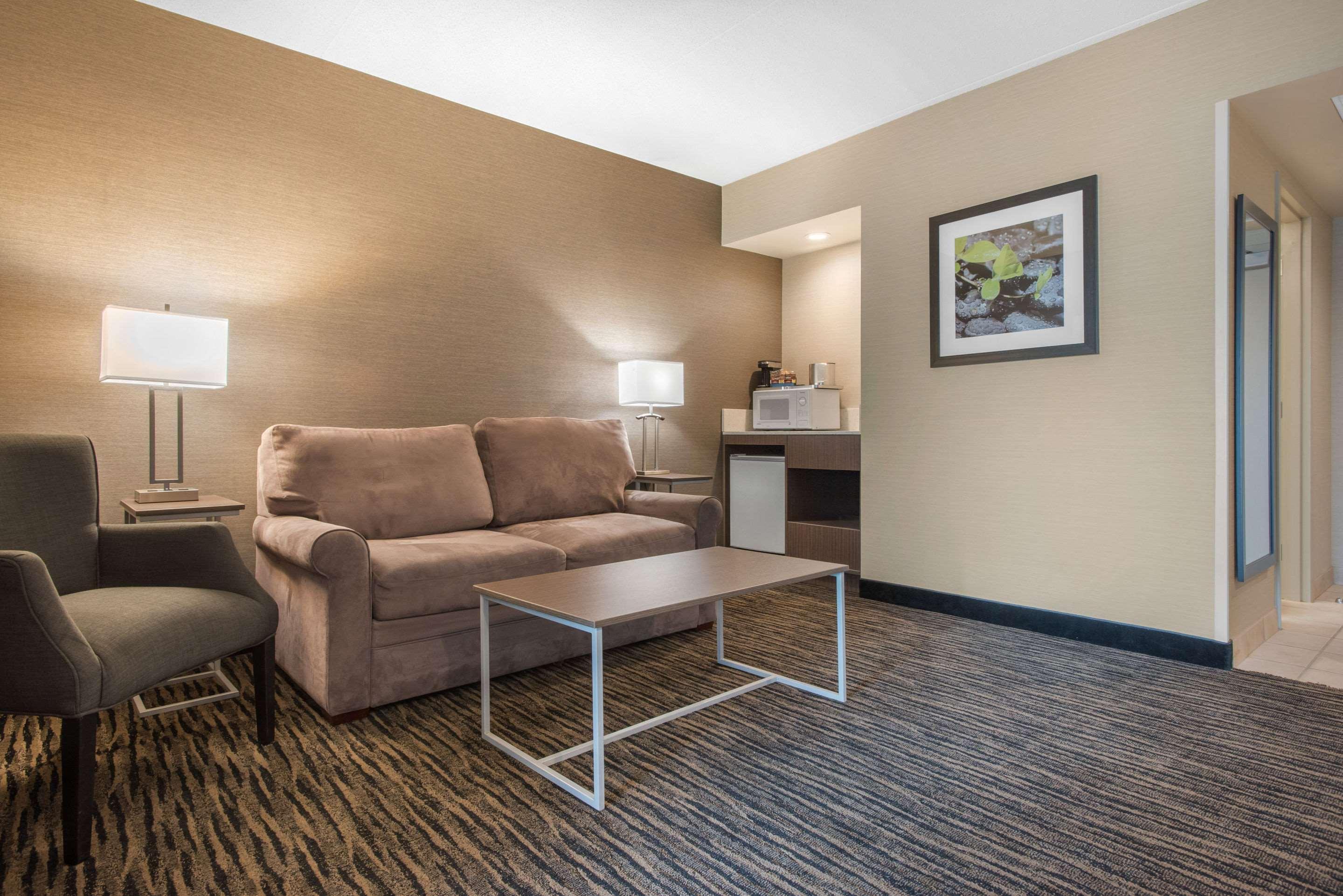 Clarion Hotel & Suites Brandon Bagian luar foto