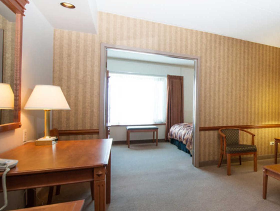 Clarion Hotel & Suites Brandon Bagian luar foto
