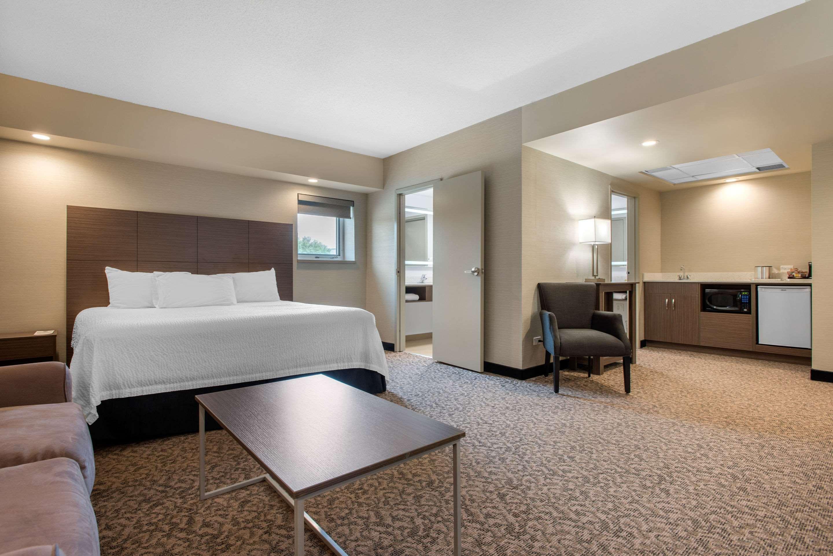 Clarion Hotel & Suites Brandon Bagian luar foto