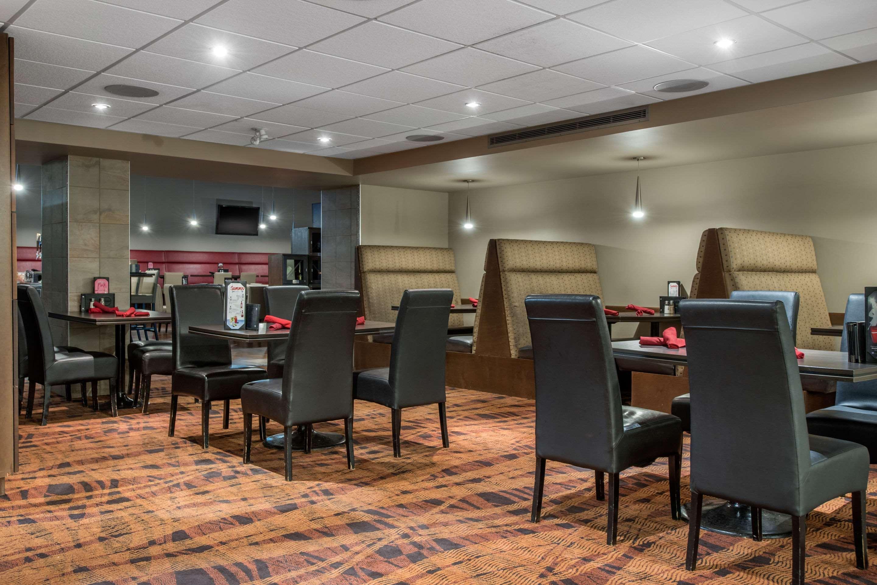 Clarion Hotel & Suites Brandon Bagian luar foto