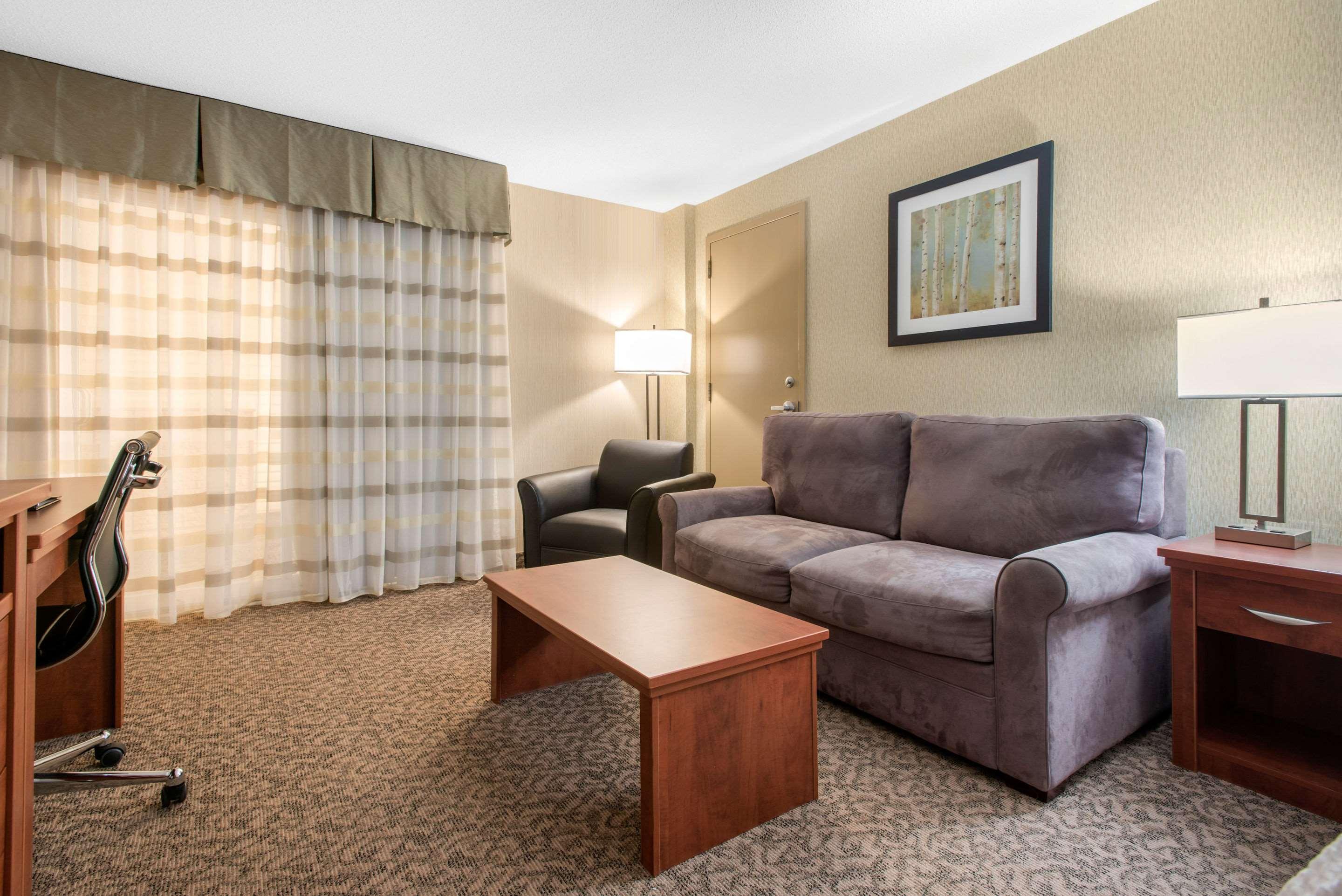 Clarion Hotel & Suites Brandon Bagian luar foto