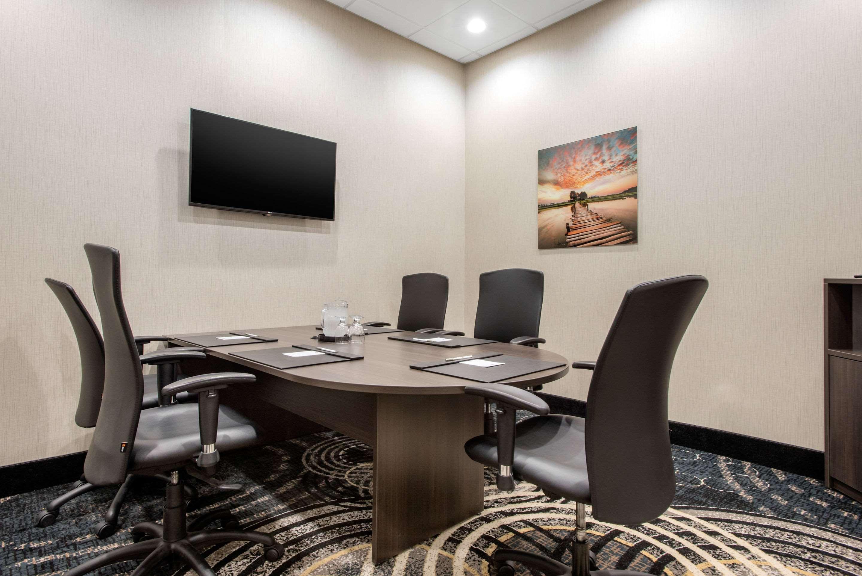 Clarion Hotel & Suites Brandon Bagian luar foto