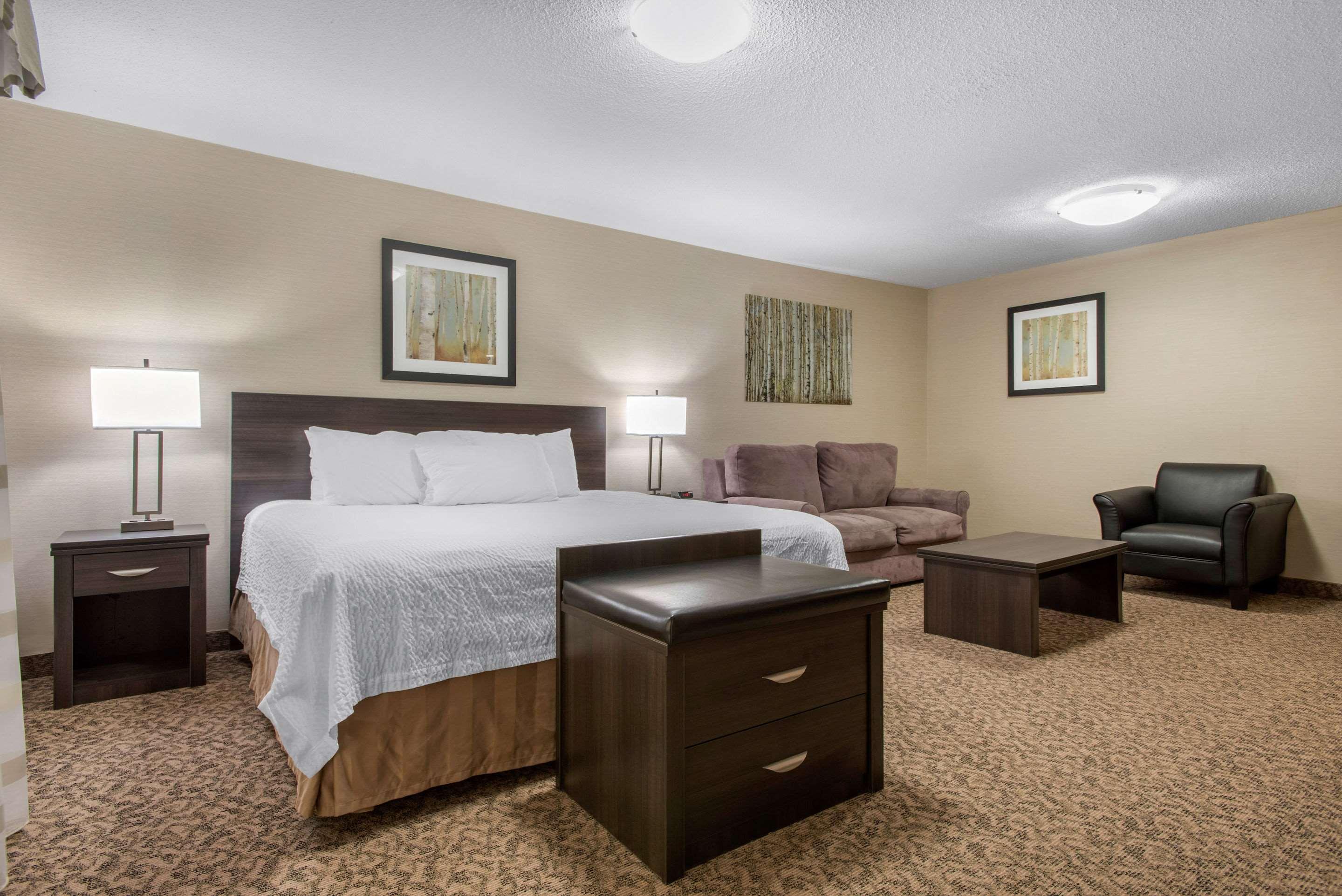 Clarion Hotel & Suites Brandon Bagian luar foto