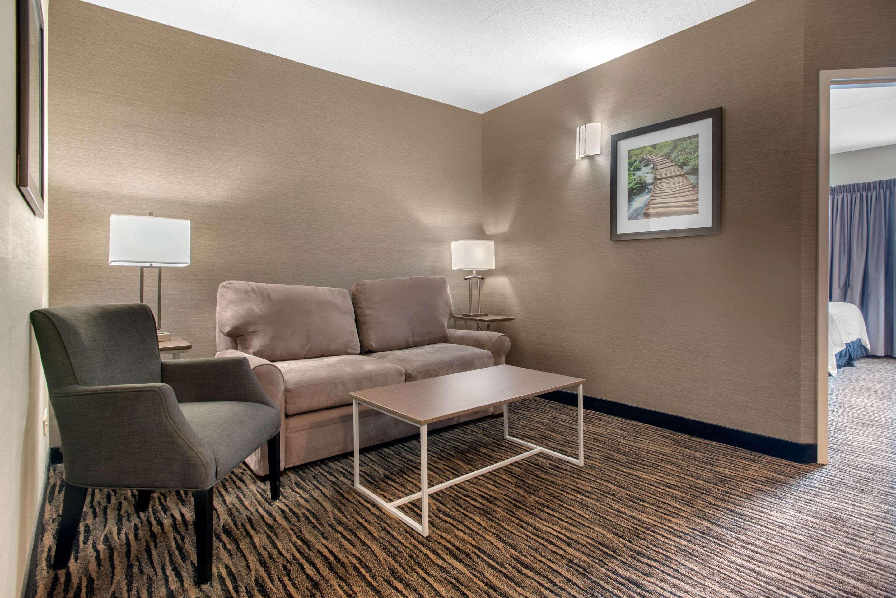 Clarion Hotel & Suites Brandon Bagian luar foto