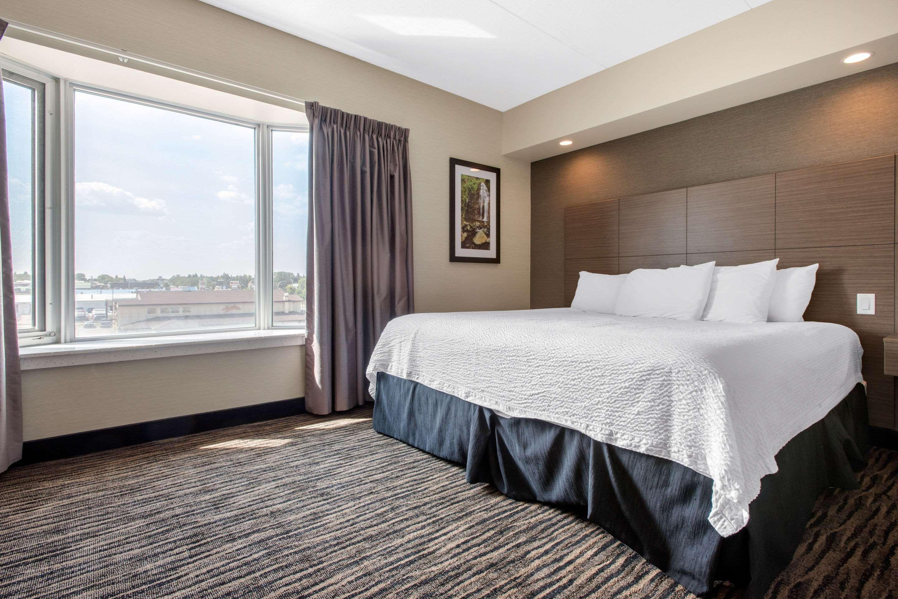 Clarion Hotel & Suites Brandon Bagian luar foto