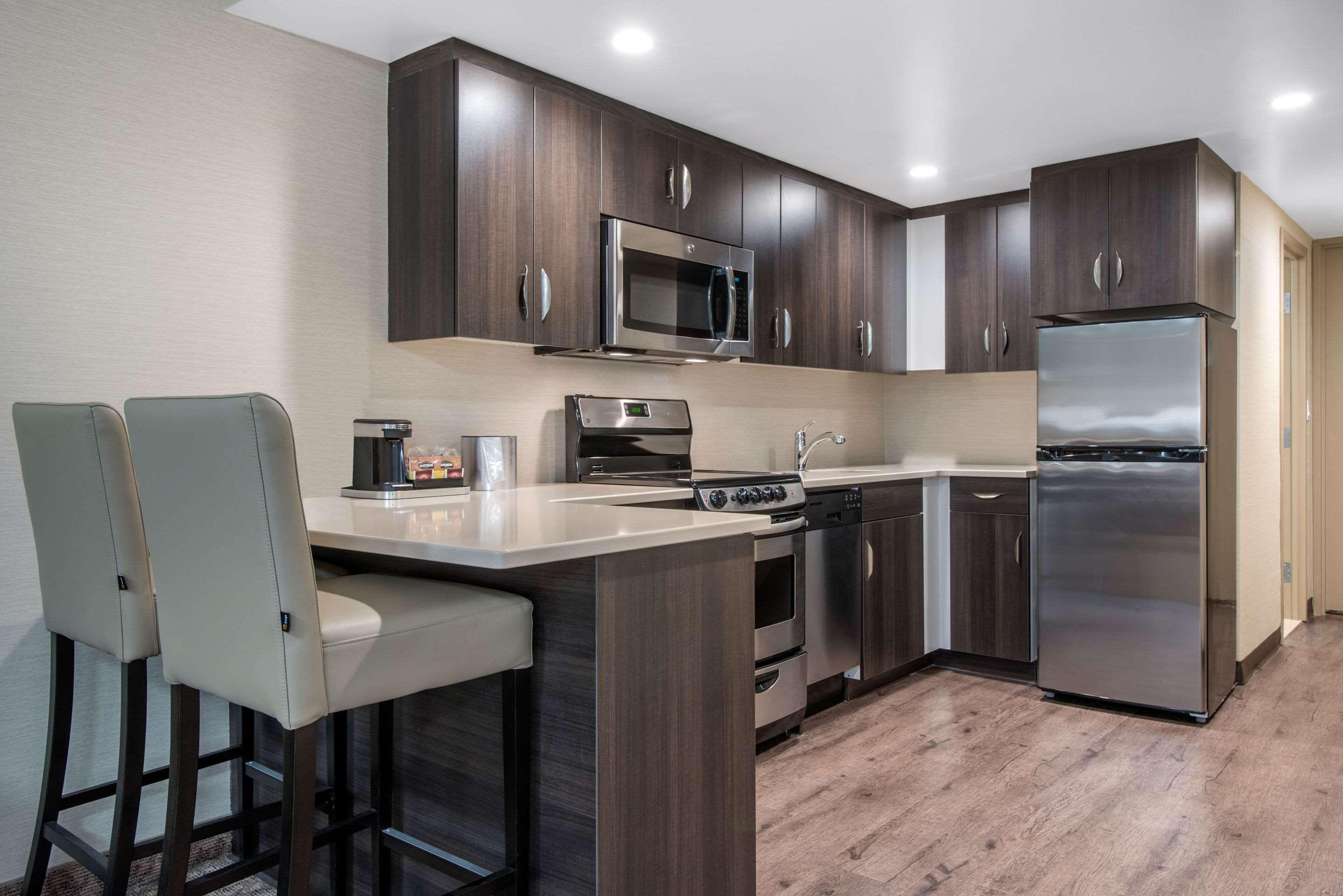 Clarion Hotel & Suites Brandon Bagian luar foto