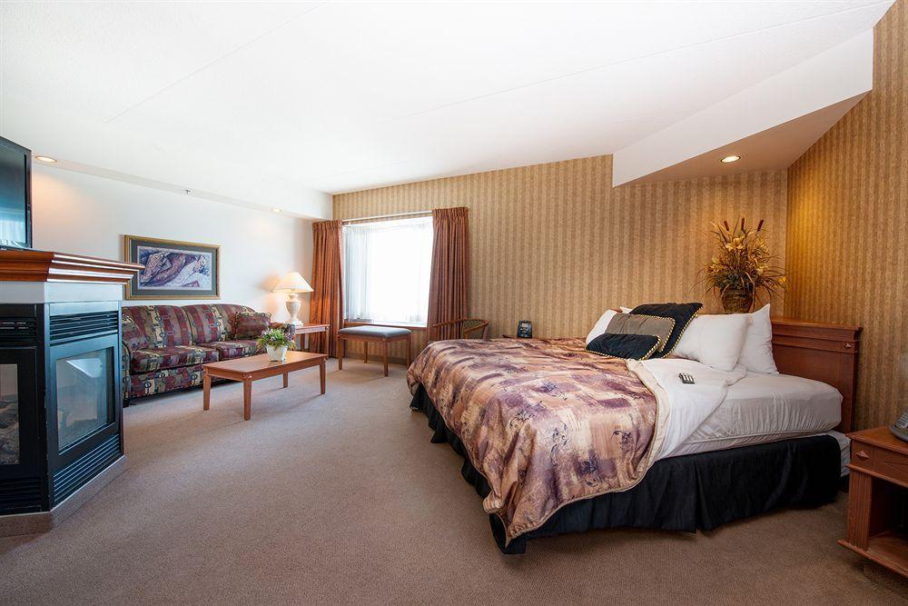 Clarion Hotel & Suites Brandon Bagian luar foto