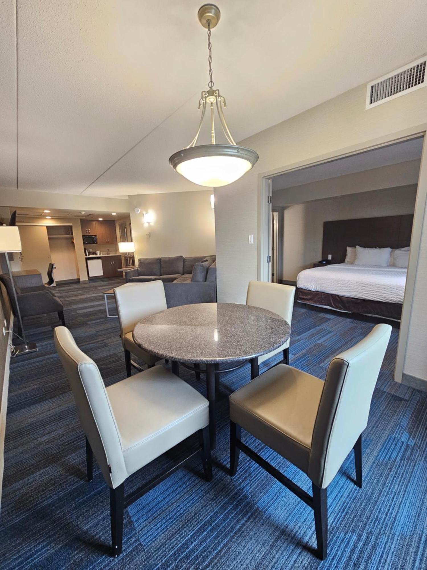 Clarion Hotel & Suites Brandon Bagian luar foto