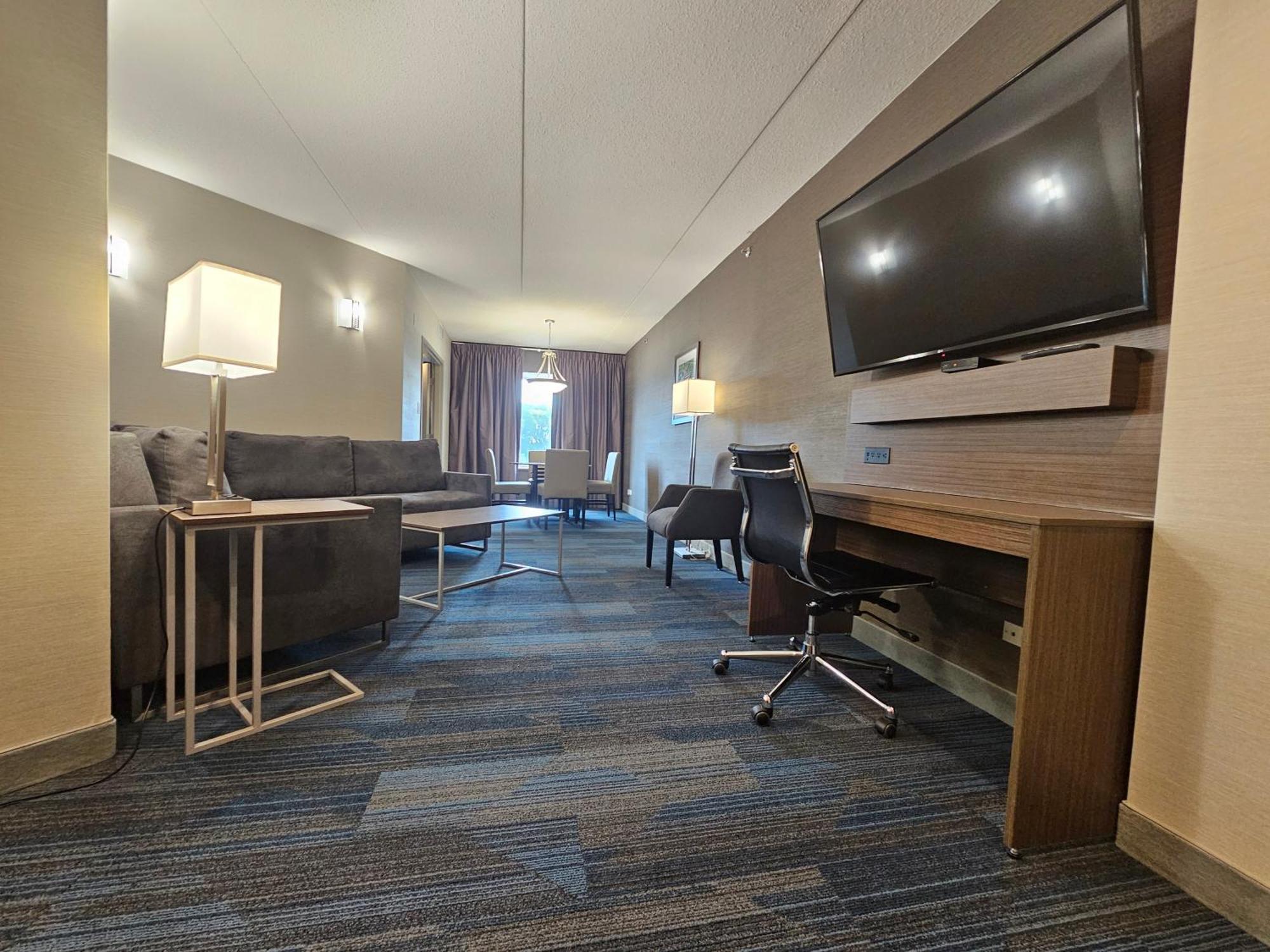 Clarion Hotel & Suites Brandon Bagian luar foto
