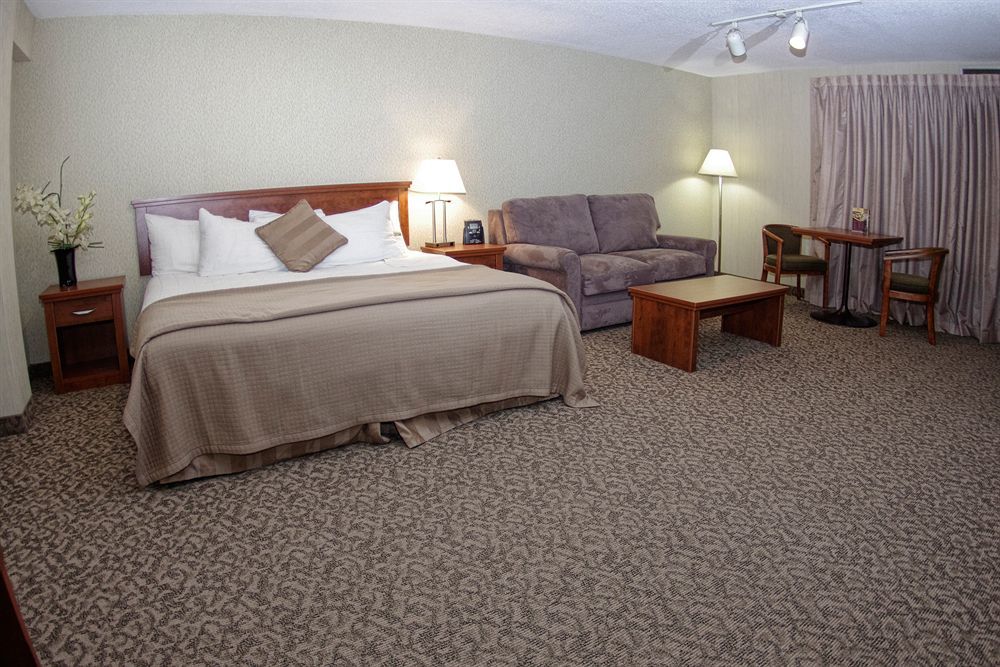 Clarion Hotel & Suites Brandon Bagian luar foto