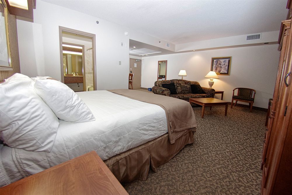 Clarion Hotel & Suites Brandon Bagian luar foto