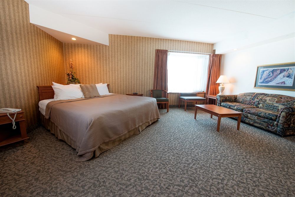 Clarion Hotel & Suites Brandon Bagian luar foto