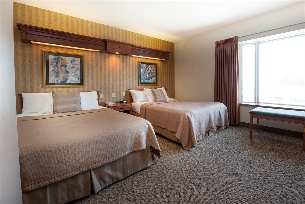 Clarion Hotel & Suites Brandon Bagian luar foto