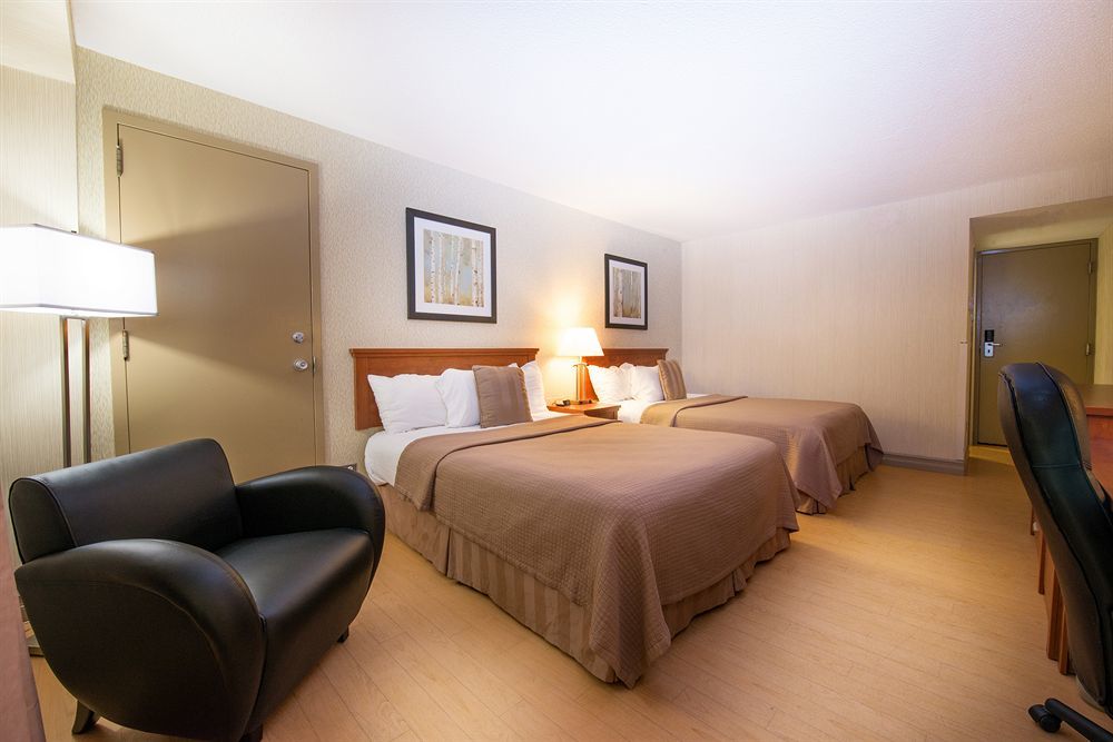 Clarion Hotel & Suites Brandon Bagian luar foto