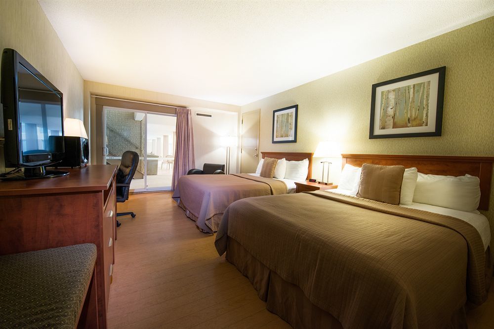 Clarion Hotel & Suites Brandon Bagian luar foto