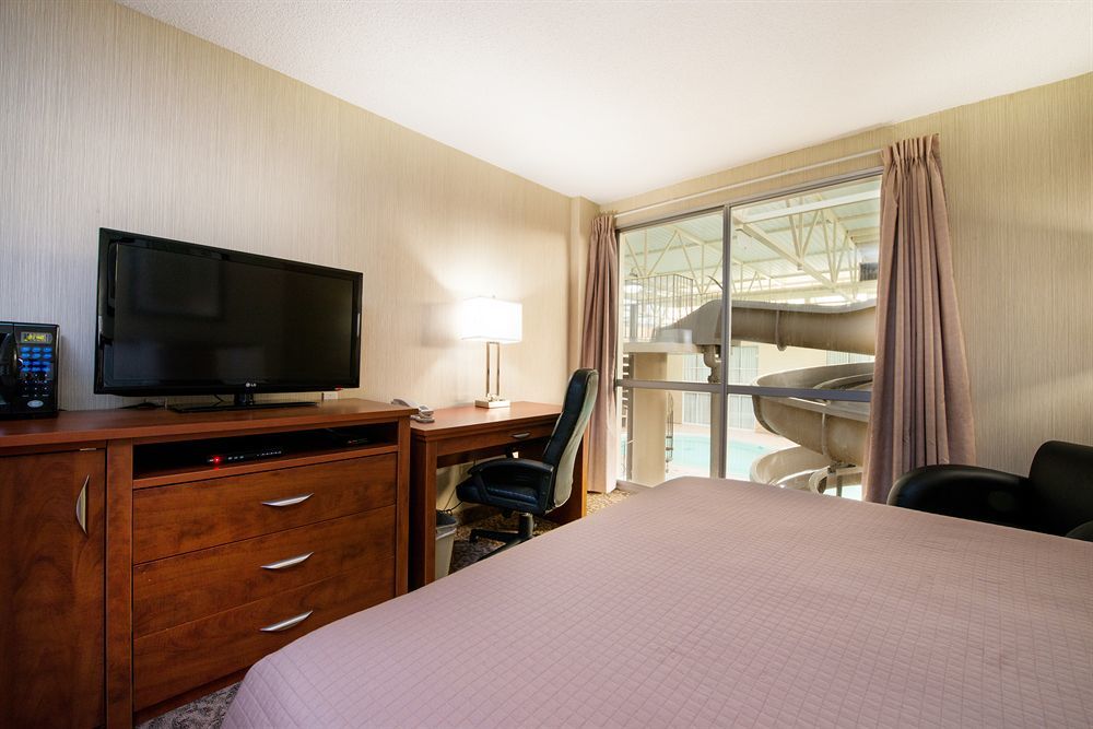 Clarion Hotel & Suites Brandon Bagian luar foto