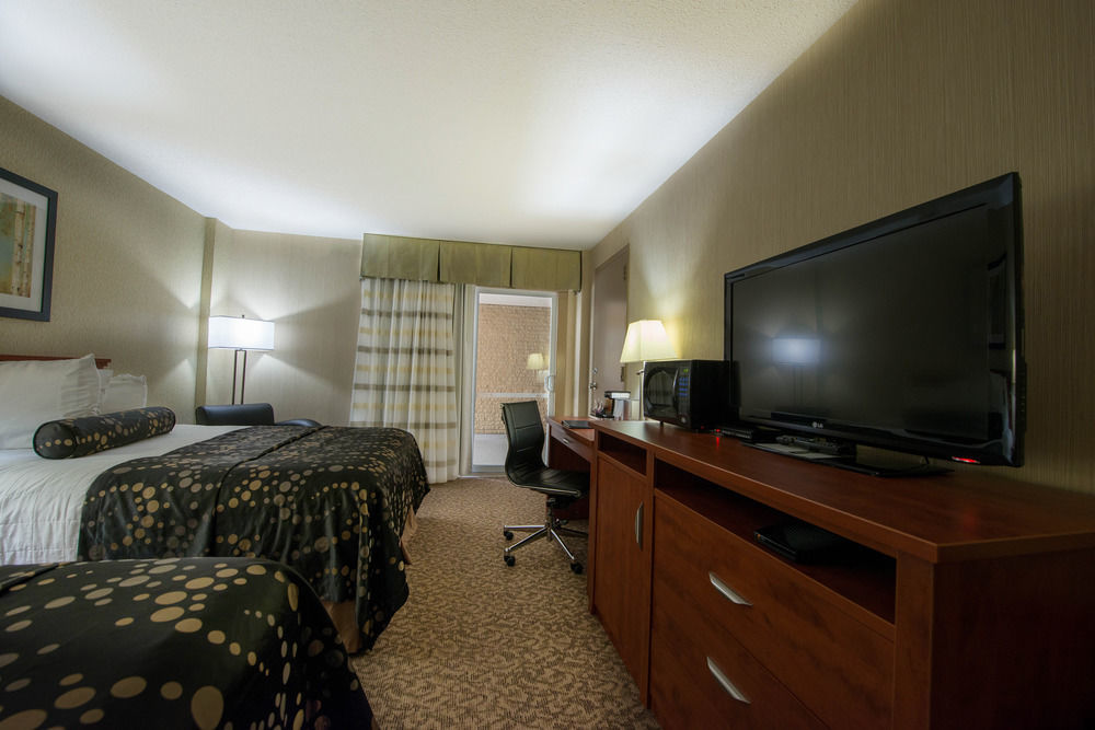 Clarion Hotel & Suites Brandon Bagian luar foto