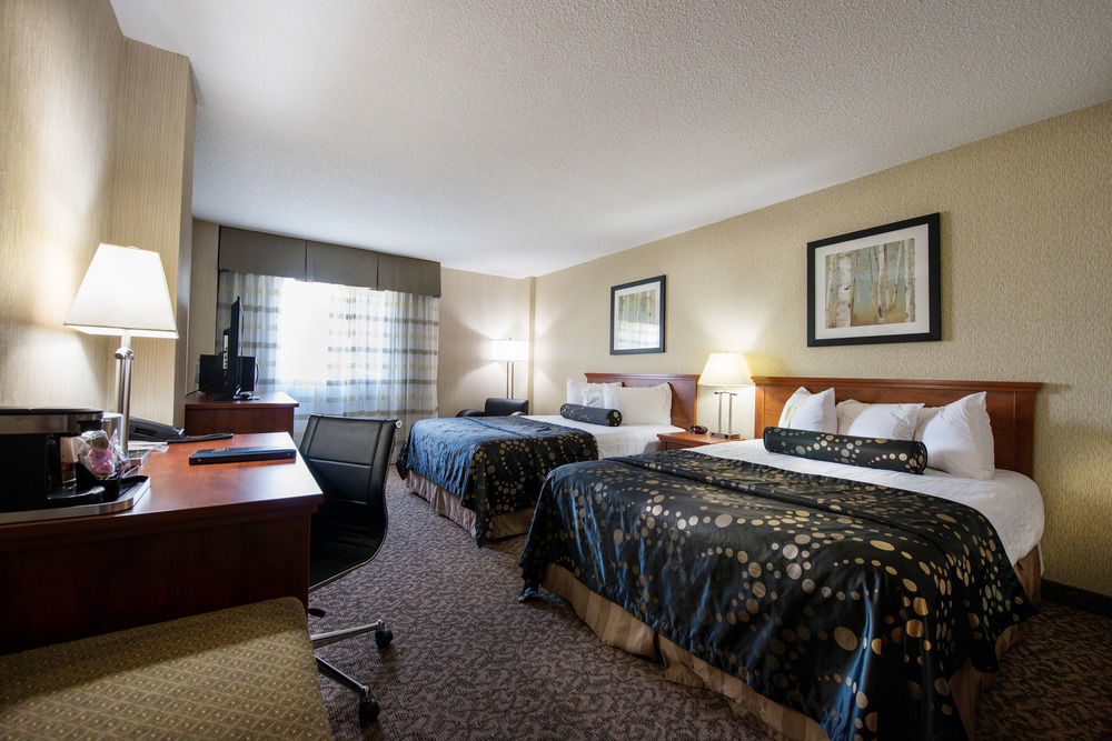 Clarion Hotel & Suites Brandon Bagian luar foto