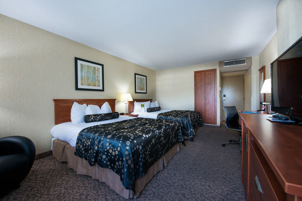 Clarion Hotel & Suites Brandon Bagian luar foto