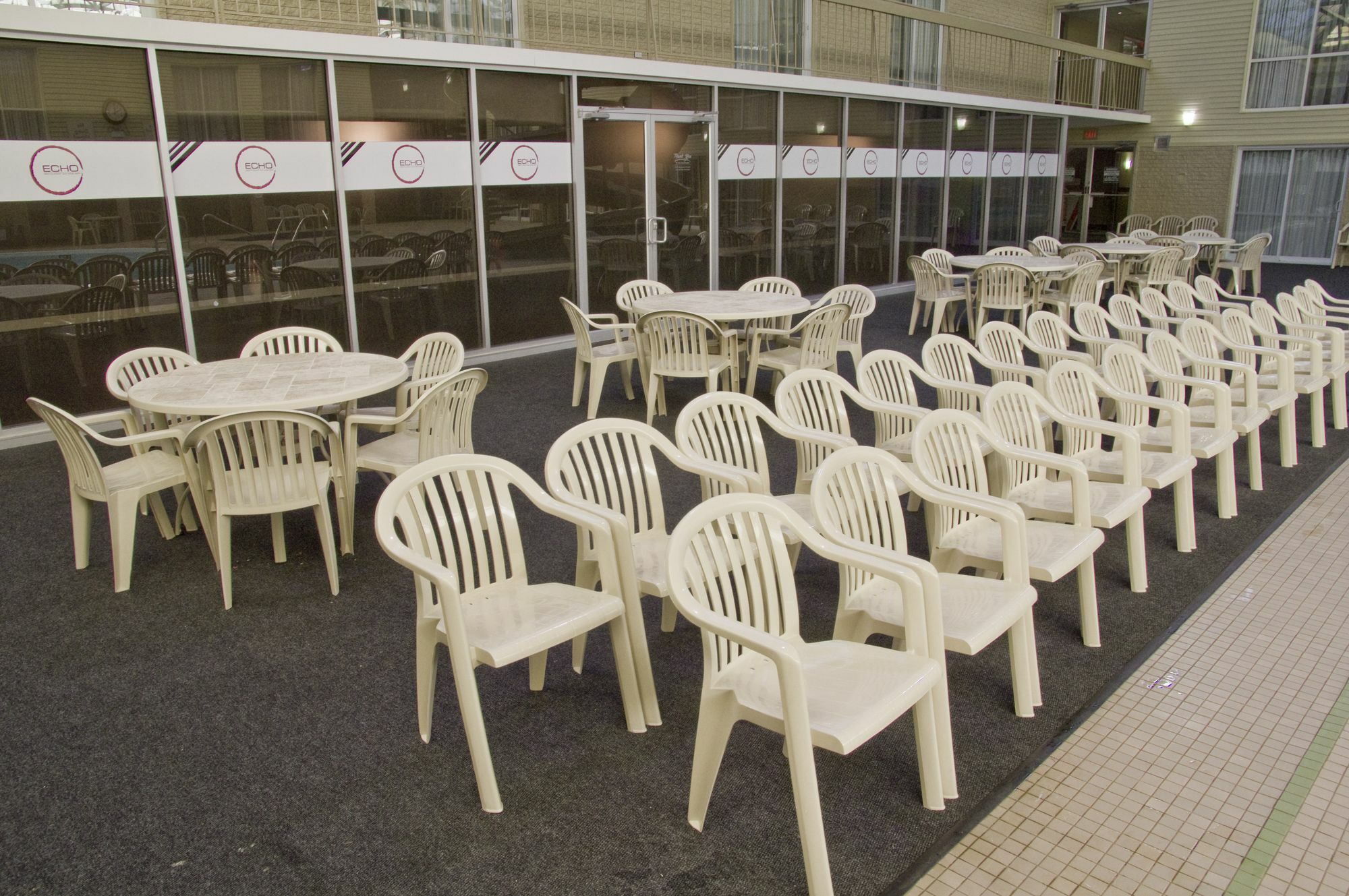 Clarion Hotel & Suites Brandon Bagian luar foto