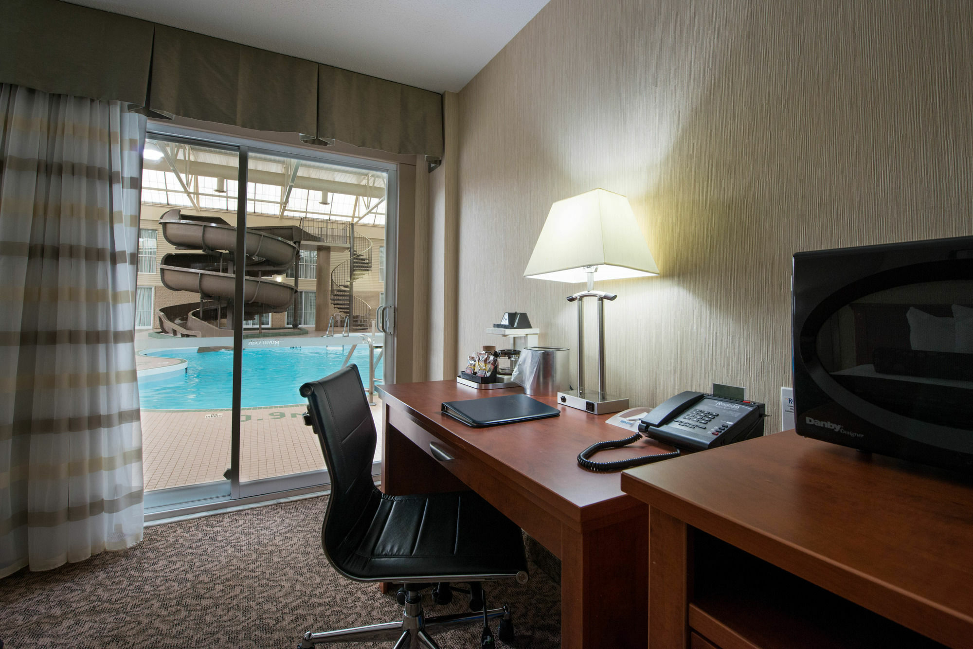 Clarion Hotel & Suites Brandon Bagian luar foto